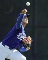 　力を込めて投球するドジャース・大谷