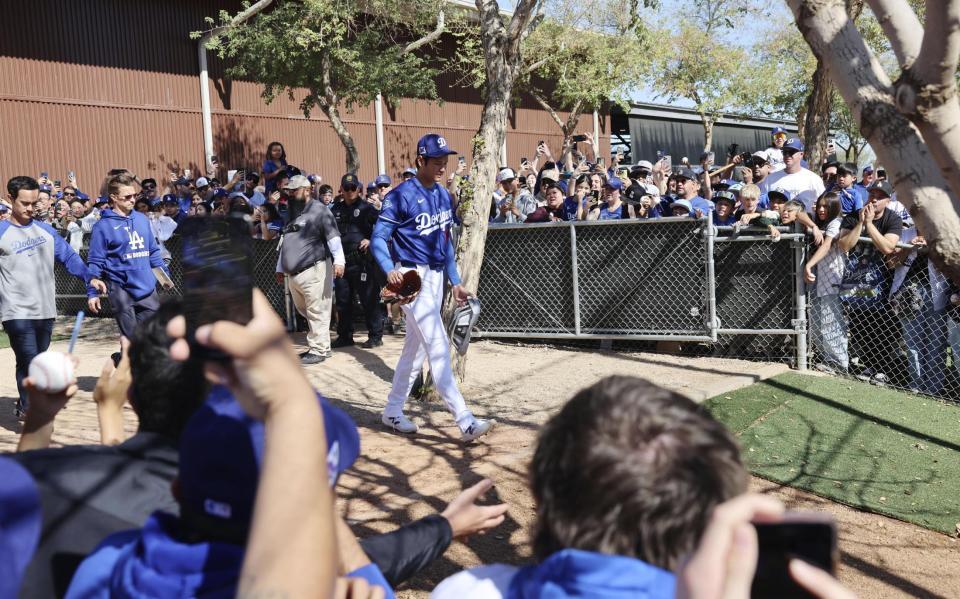 　ファンが詰めかける中、練習場へ向かうドジャース・大谷