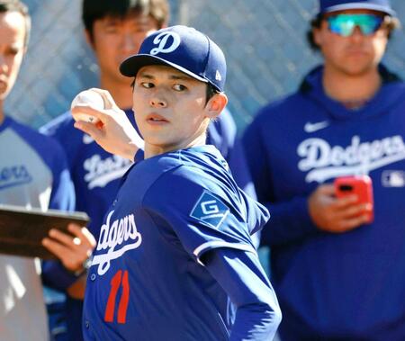 　ブルペンで投球練習するドジャース・佐々木（共同）