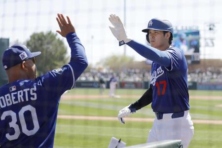 　ダイヤモンドバックス戦の１回、フリーマンの２点二塁打で生還し、ロバーツ監督（左）に迎えられるドジャース・大谷（共同）