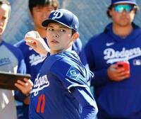 　ブルペンで投球練習するドジャース・佐々木（共同）