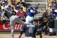 　ダイヤモンドバックス戦の１回、右翼線二塁打を放つ大谷（共同）