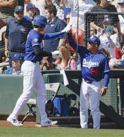 　ダイヤモンドバックス戦の１回、フリーマンの２点二塁打で生還し、ロバーツ監督（右）に迎えられるドジャース・大谷（共同）