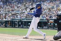 　ダイヤモンドバックス戦の１回、右翼線二塁打を放つドジャース・大谷（共同）