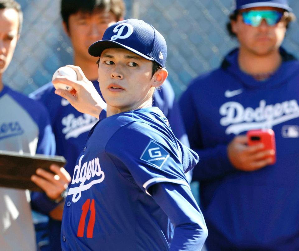 　ブルペンで投球練習するドジャース・佐々木（共同）