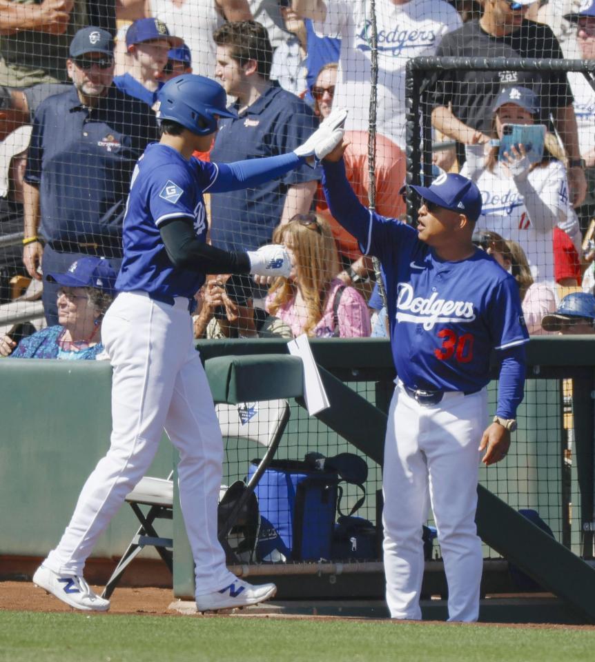 　ダイヤモンドバックス戦の１回、フリーマンの２点二塁打で生還し、ロバーツ監督（右）に迎えられるドジャース・大谷（共同）