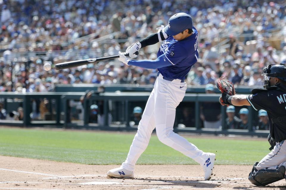 　ダイヤモンドバックス戦の１回、右翼線二塁打を放つドジャース・大谷（共同）