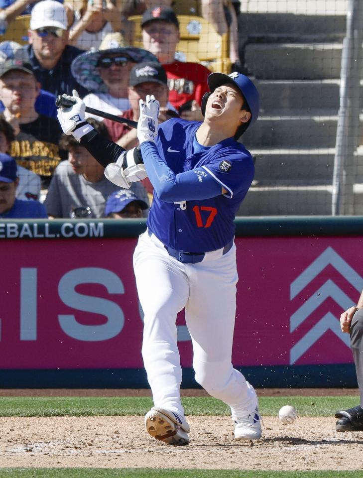 　４回、自打球を当てた大谷（共同）