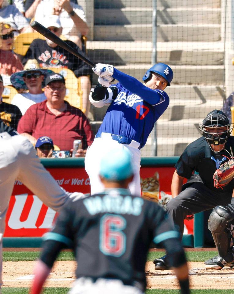 　１回、右翼線二塁打を放つドジャース・大谷（共同）