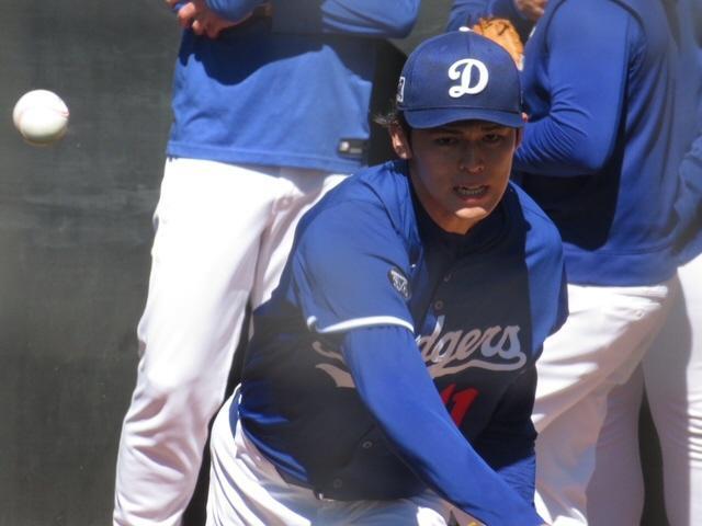 　登板前のブルペンで投球練習をする佐々木朗希（撮影・小林信行）