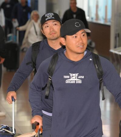 　ＭＬＢ開幕戦を前に、日本に到着した鈴木（左）と今永（撮影・伊藤笙子）