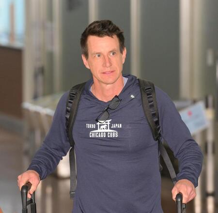 　ＭＬＢ開幕戦を前に、日本に到着したクレイグ・カウンセル監督（撮影・伊藤笙子）