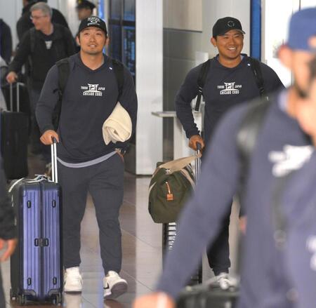 　ＭＬＢ開幕戦を前に、日本に到着した鈴木誠也（左）と今永昇太（撮影・伊藤笙子）