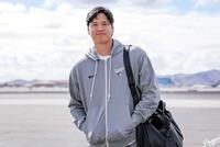 　チャーター機に乗り込む大谷（ロサンゼルス・ドジャース提供）