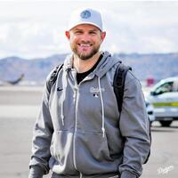 　チャーター機に乗り込むマンシー（ロサンゼルス・ドジャース提供）