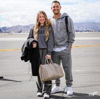 　チャーター機に乗り込むコンフォルト夫妻（ロサンゼルス・ドジャース提供）