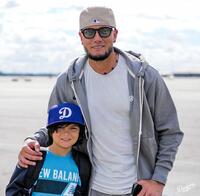 　チャーター機に乗り込むロハス親子（ロサンゼルス・ドジャース提供）