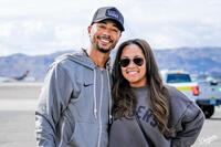 　空港で記念撮影するベッツ（ロサンゼルス・ドジャース提供）