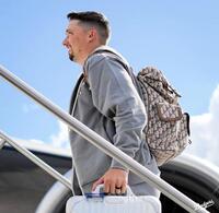 　チャーター機に乗り込むスネル（ロサンゼルス・ドジャース提供）