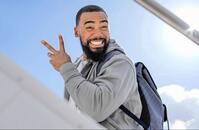 　チャーター機に乗り込むＴ・ヘルナンデス（ロサンゼルス・ドジャース提供）