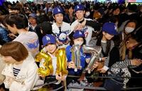 　ドジャースの大谷翔平らの来日を前に、羽田空港で盛り上がるファンたち