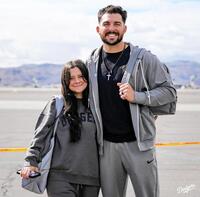 　チャーター機に乗り込むベシア夫妻（ロサンゼルス・ドジャース提供）