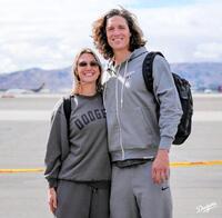　チャーター機に乗り込むグラスノーと婚約者のメーガンさん（ロサンゼルス・ドジャース提供）