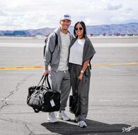 　チャーター機に乗り込むエドマン夫妻（ロサンゼルス・ドジャース提供）