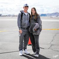 　チャーター機に乗り込むスミス夫妻（ロサンゼルス・ドジャース提供）