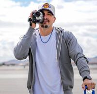 　カメラを手にチャーター機に乗り込むキケ・ヘルナンデス（ロサンゼルス・ドジャース提供）