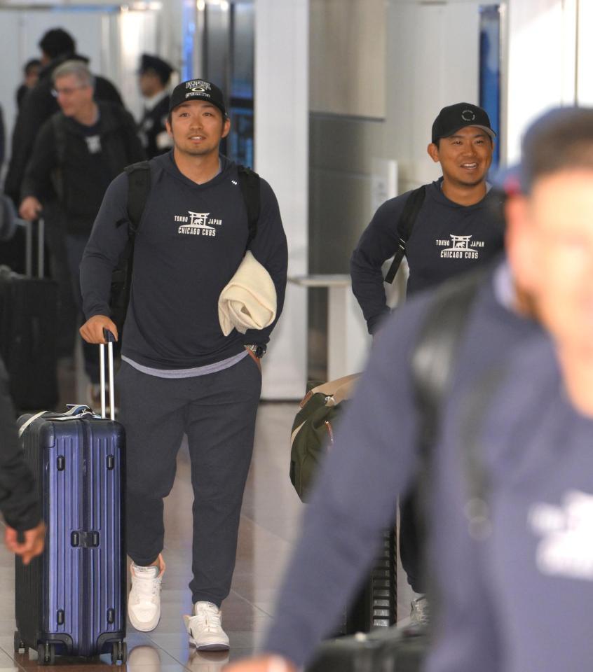 　ＭＬＢ開幕戦を前に、日本に到着した鈴木誠也（左）と今永昇太（撮影・伊藤笙子）