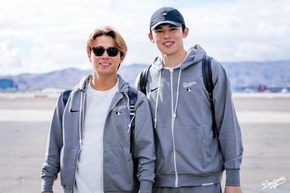 　チャーター機に乗り込む山本と佐々木（ロサンゼルス・ドジャース提供）