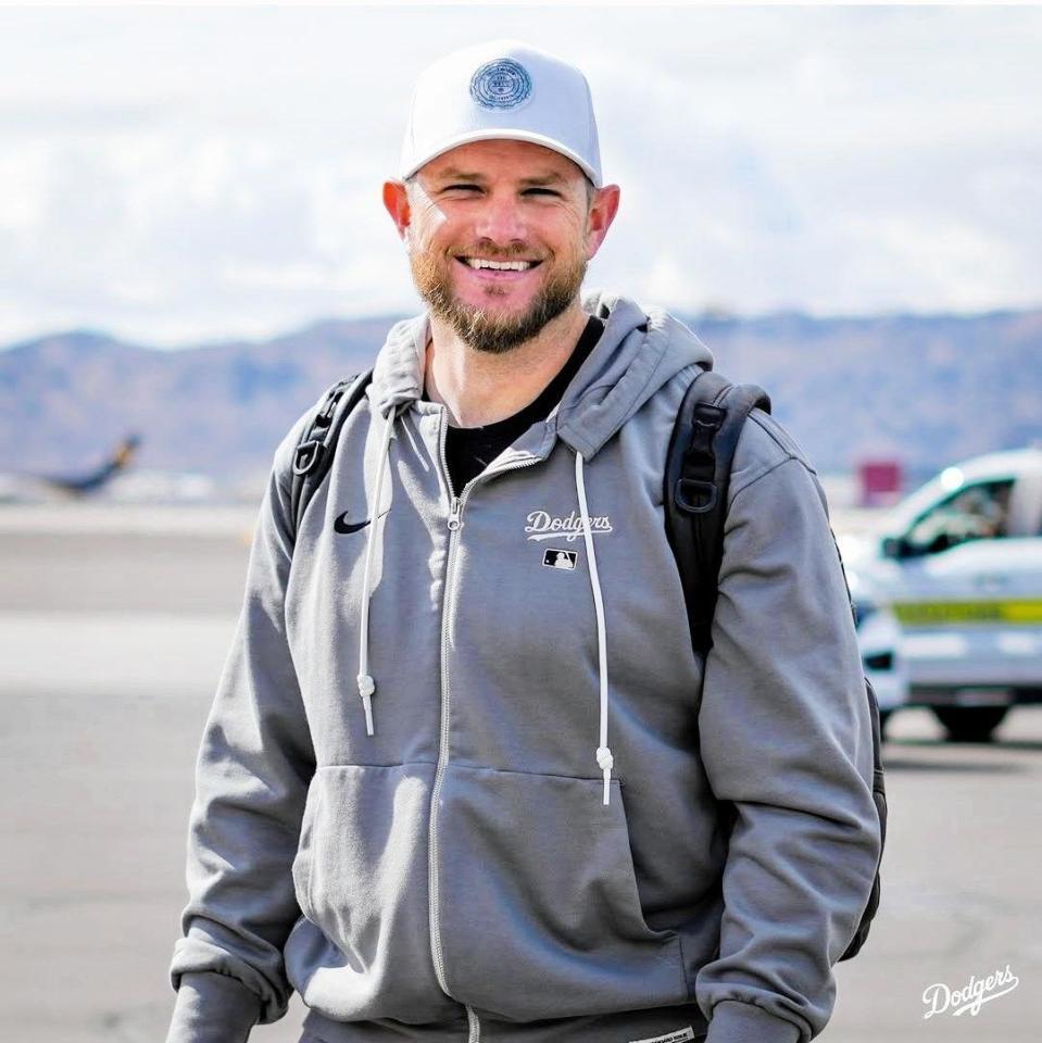 　チャーター機に乗り込むマンシー（ロサンゼルス・ドジャース提供）