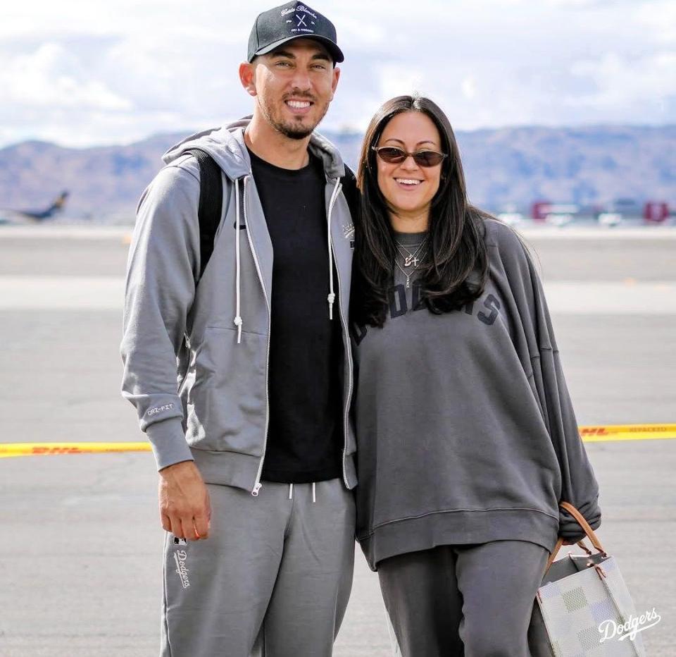 　チャーター機に乗り込むバーンズ夫妻（ロサンゼルス・ドジャース提供）