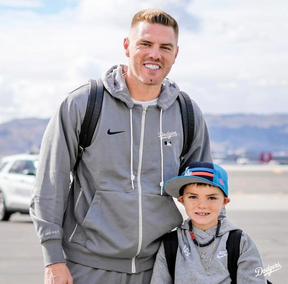 　チャーター機に乗り込むフリーマン親子（ロサンゼルス・ドジャース提供）