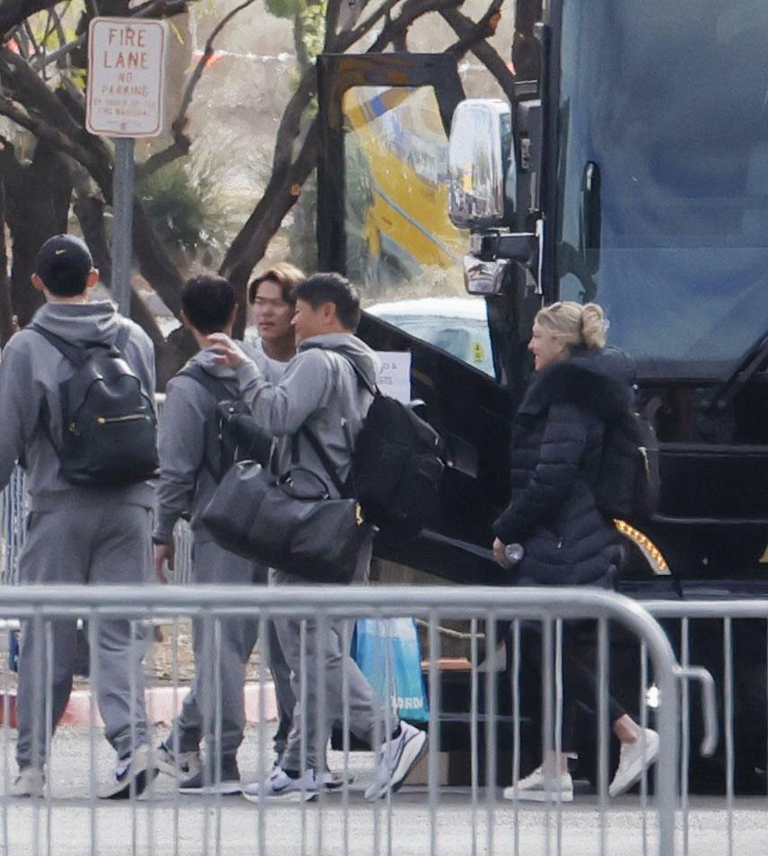 　キャンプ施設から、米大リーグの開幕シリーズが行われる東京に向け出発する山本（中央）＝共同