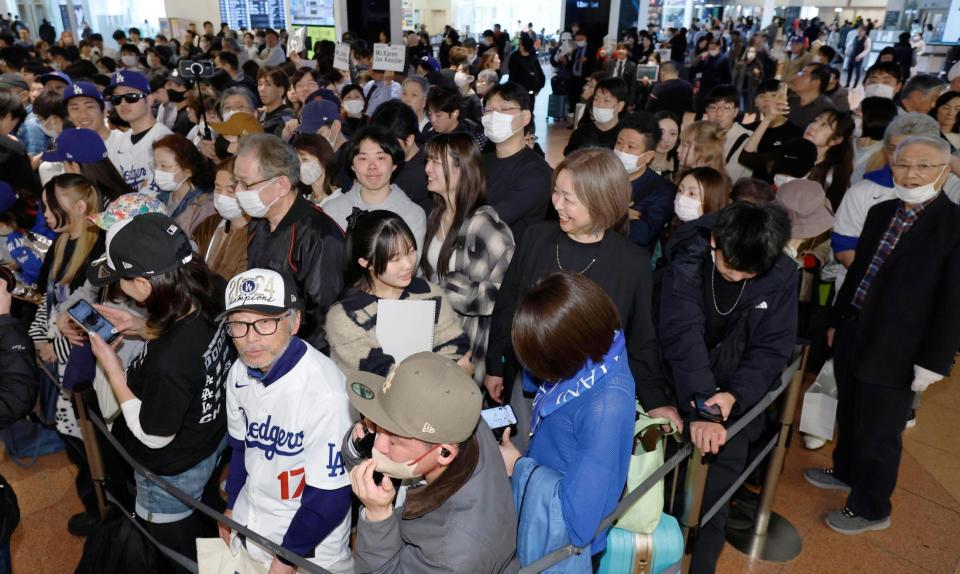 　ドジャースの大谷翔平らの来日を前に、羽田空港で盛り上がるファンたち