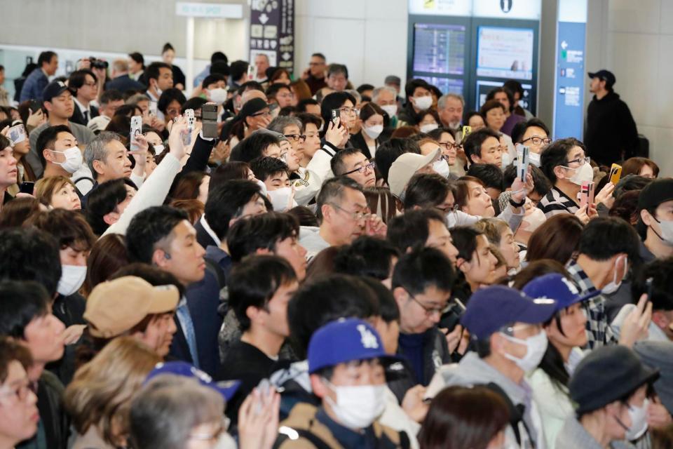 　米大リーグ、ドジャースの大谷らの到着を待つ多くのファン