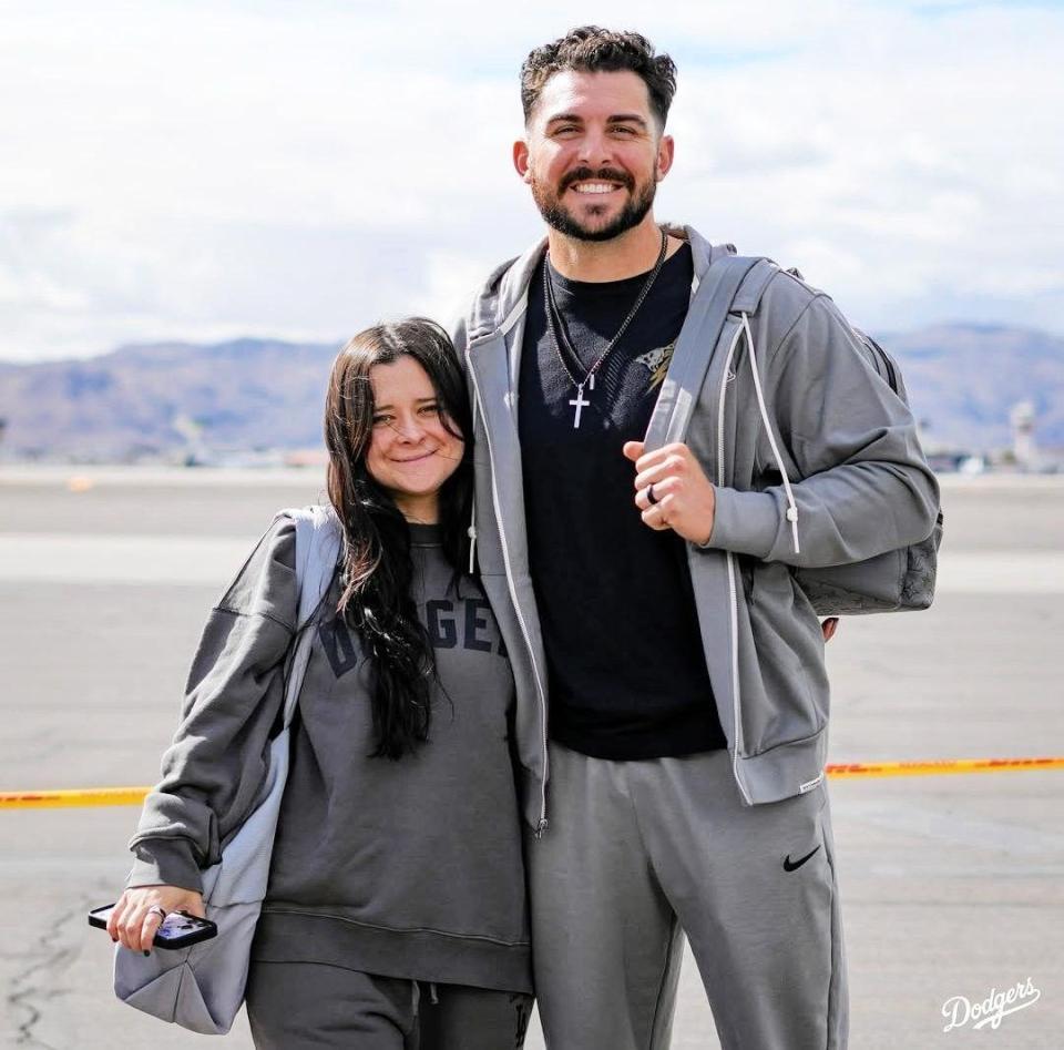 　チャーター機に乗り込むベシア夫妻（ロサンゼルス・ドジャース提供）