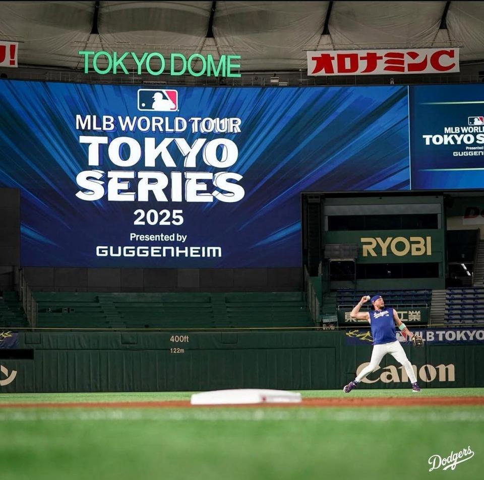　東京ドームで体を動かすドジャースナイン（ロサンゼルス・ドジャース提供）