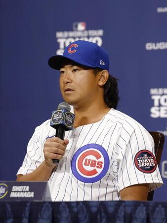 　記者会見する今永