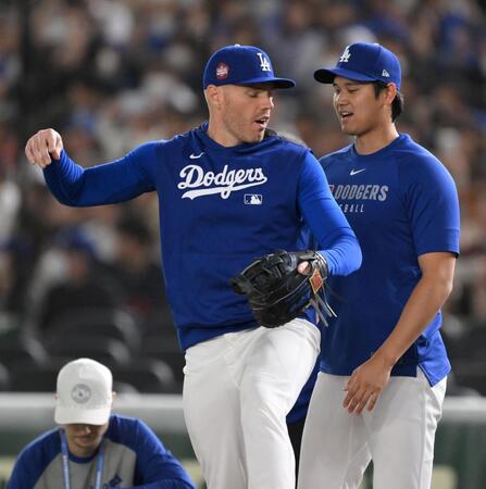 　フリーマン（左）とじゃれ合う大谷（撮影・伊藤笙子）