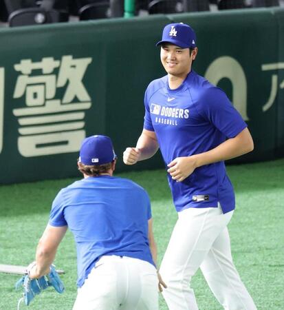 　笑顔で練習する大谷（撮影・西岡正）