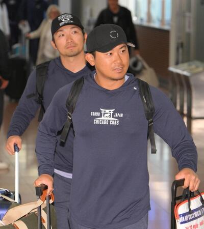 　ＭＬＢ開幕戦を前に、日本に到着した今永（手前）と鈴木＝１２日
