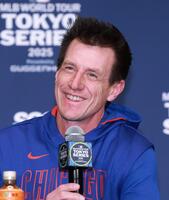 　笑顔で取材に応じるカウンセル監督（撮影・金田祐二）