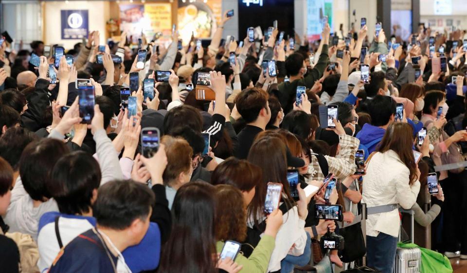　米大リーグ、ドジャースの大谷らの到着を待つ多くのファン