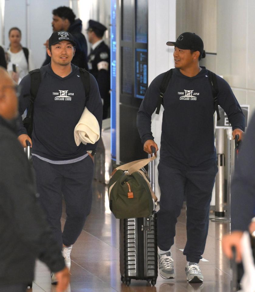 　ＭＬＢ開幕戦を前に、日本に到着したカブス・鈴木誠也（左）と今永昇太（撮影・伊藤笙子）