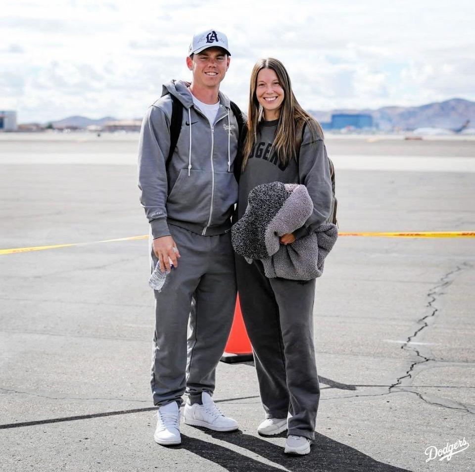 　チャーター機に乗り込むスミス夫妻（ロサンゼルス・ドジャース提供）
