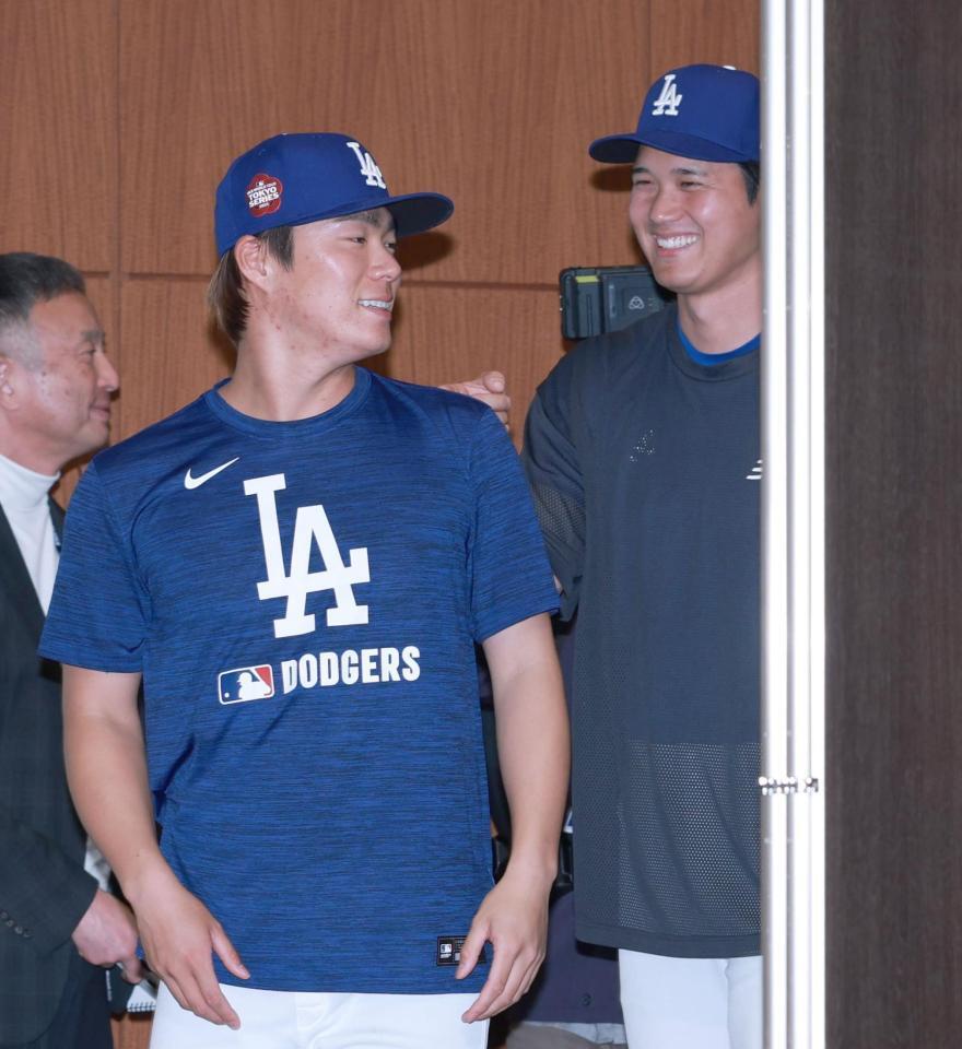 　笑顔で会見に臨む大谷（右）と山本（撮影・金田祐二）