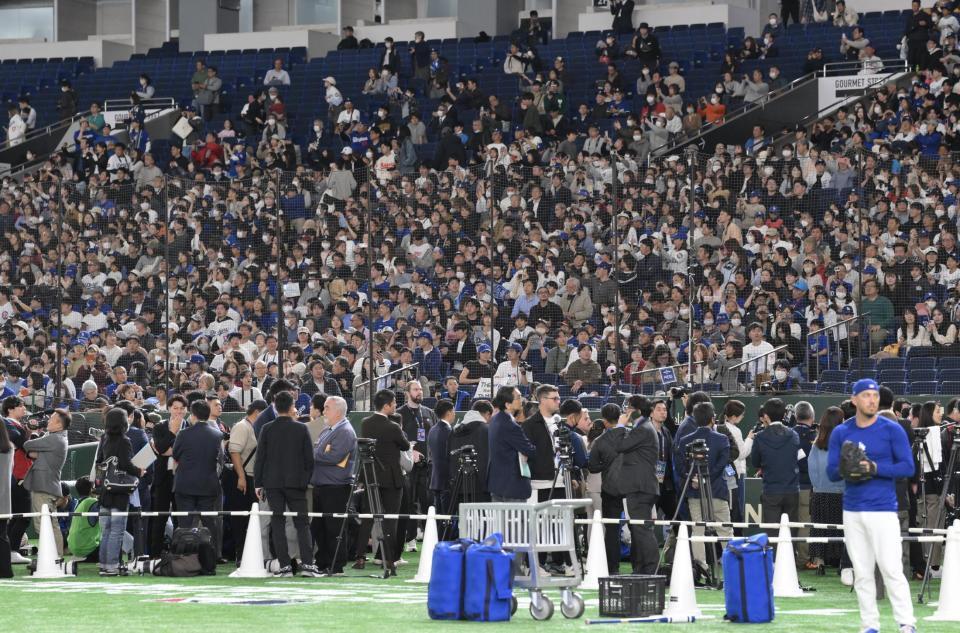 　大谷のグラウンド入りを待つ報道陣とファン（撮影・伊藤笙子）